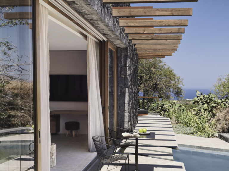  Άνοιξε το Magma Resort Santorini, το πρώτο θέρετρο με το εμπορικό σήμα της Hyatt στα νησιά